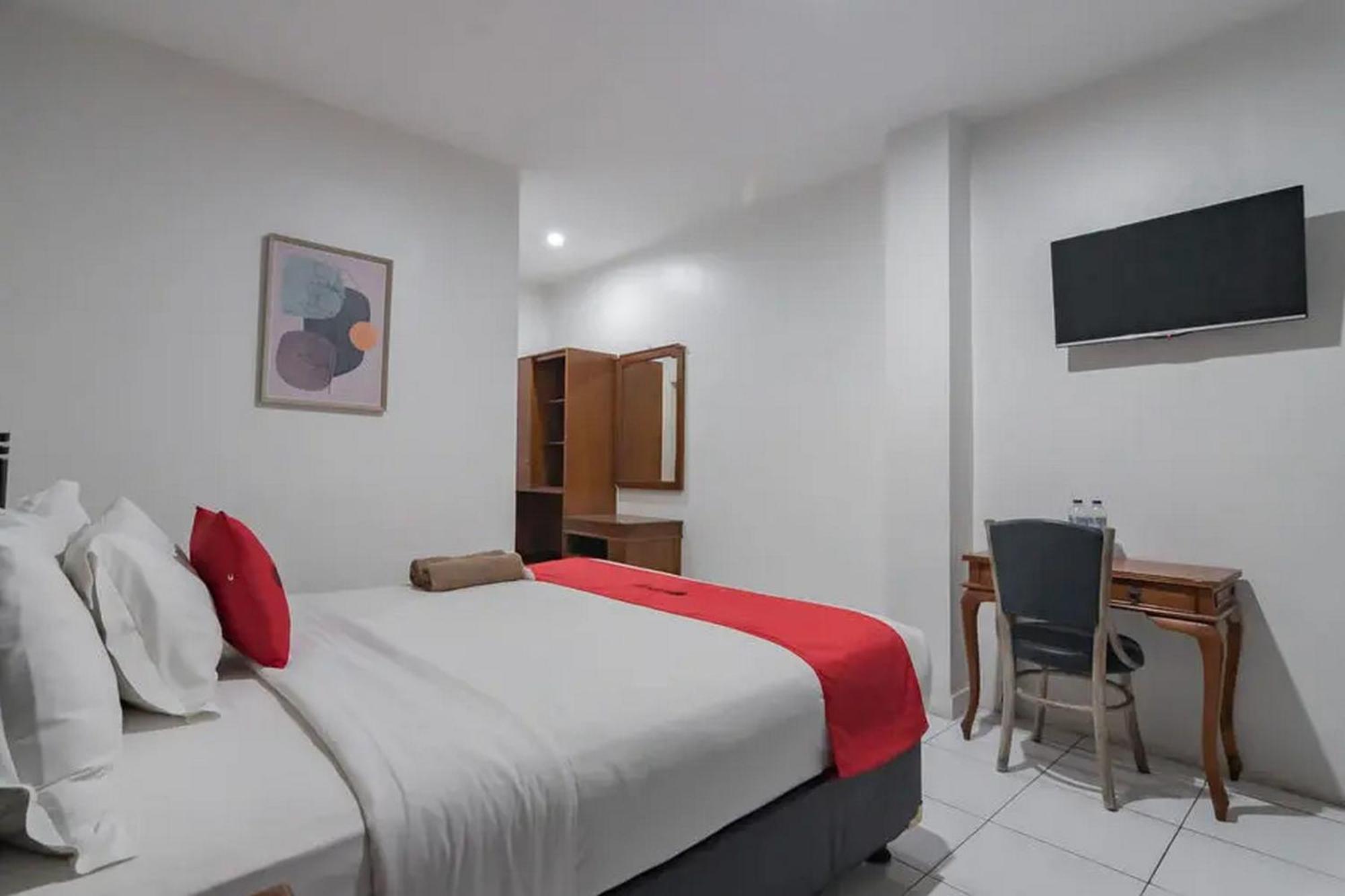 Reddoorz At Arwiga Hotel Near Rs Hasan Sadikin Bandung Extérieur photo