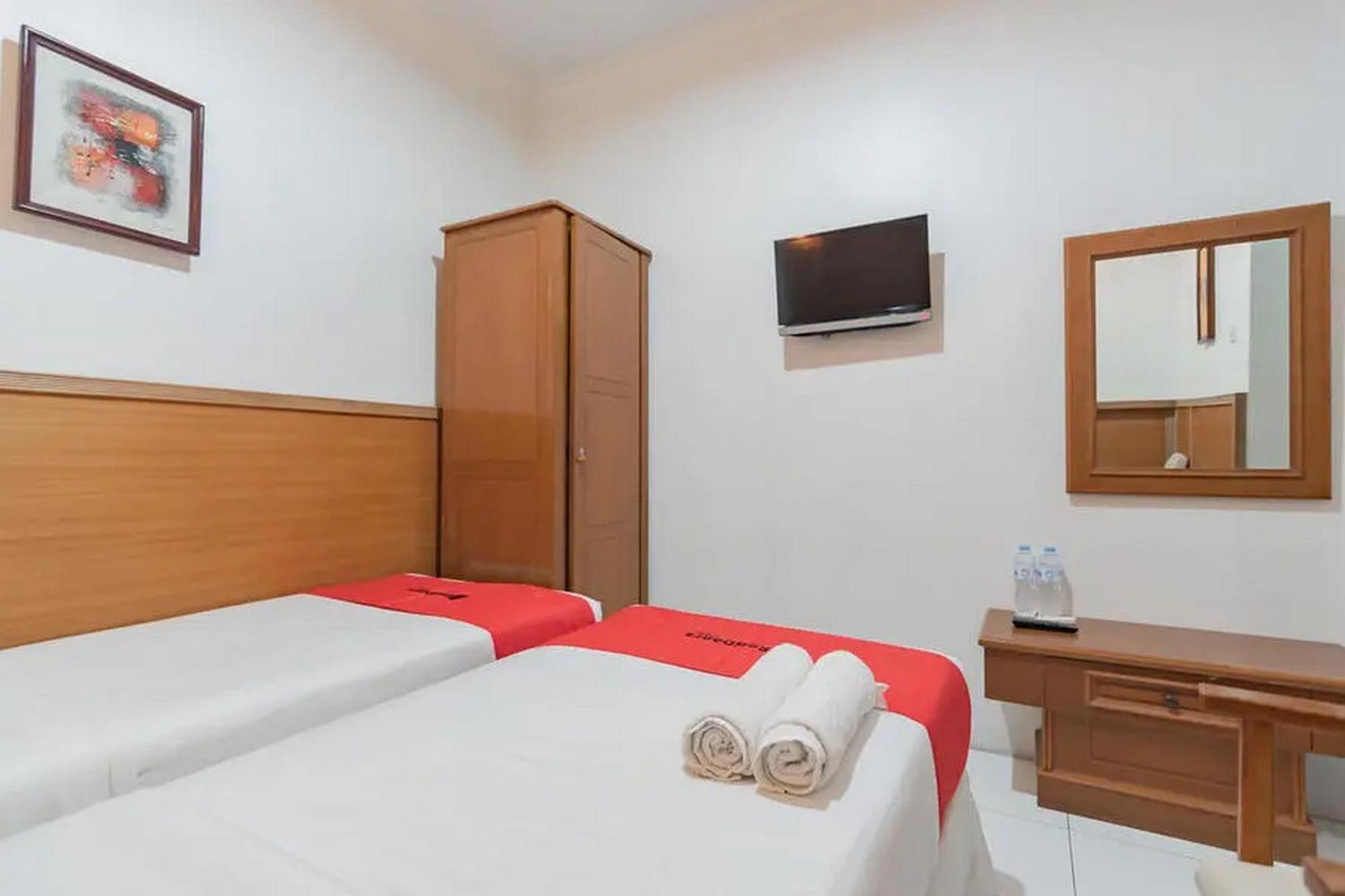 Reddoorz At Arwiga Hotel Near Rs Hasan Sadikin Bandung Extérieur photo